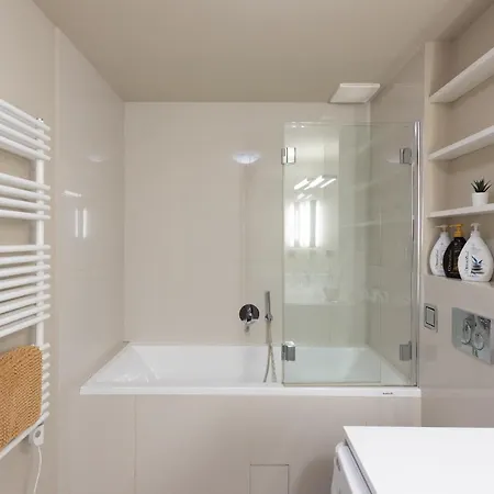 New Luxury Apt With Ac&parking In The Center Of Praga