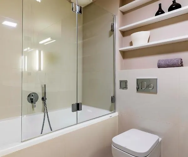 New Luxury Apt With Ac&parking In The Center Of Apartment *